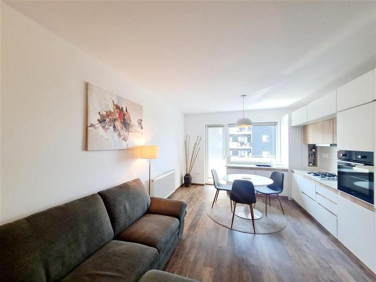 Apartament cu 2 camere decomandat în Tractorul