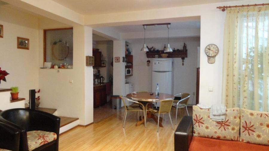 Casă cu 6 camere cu Teren 150 Mp în Calea București