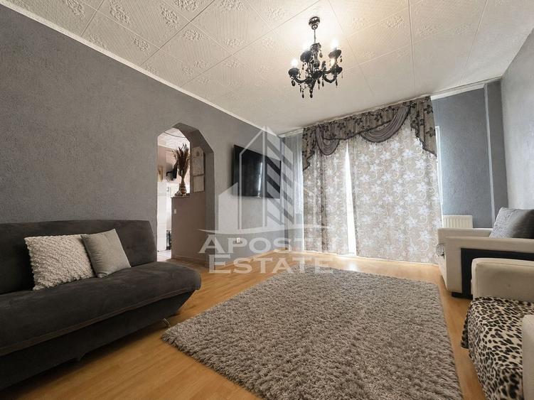 Apartament cu 4 camere decomandat în Confecții