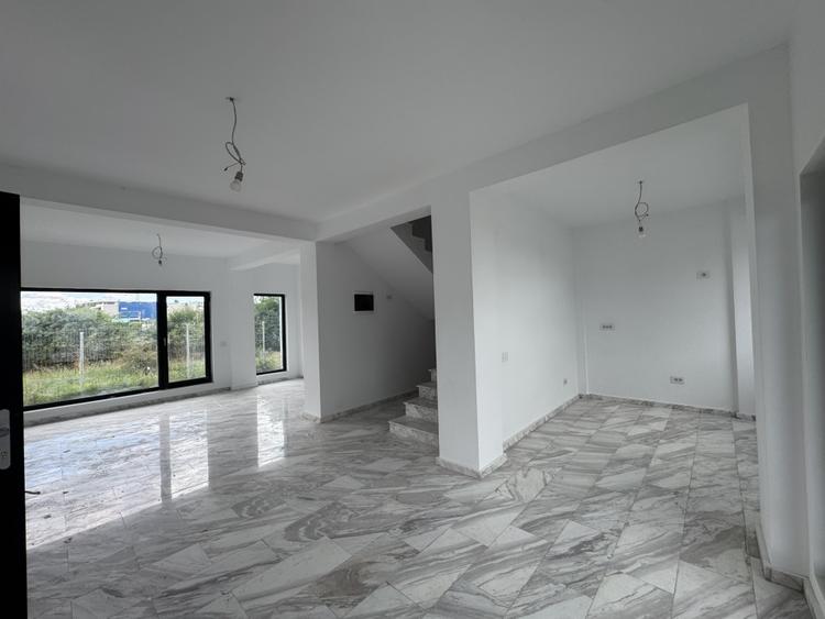 Duplex cu 4 camere cu Canalizare în Albert