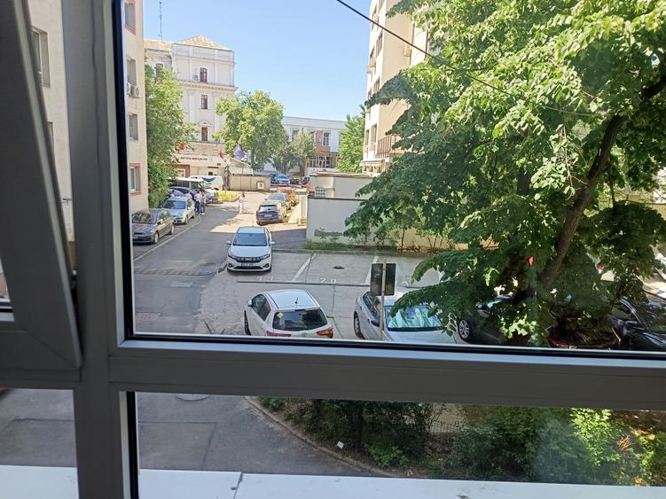 Apartament cu 3 camere semidecomandat în Gara de Nord