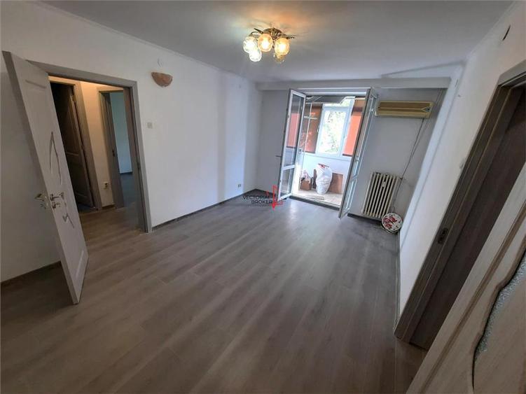 Apartament cu 2 camere semidecomandat în Basarabia