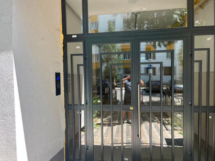 Apartament cu 4 camere semidecomandat în Rahova