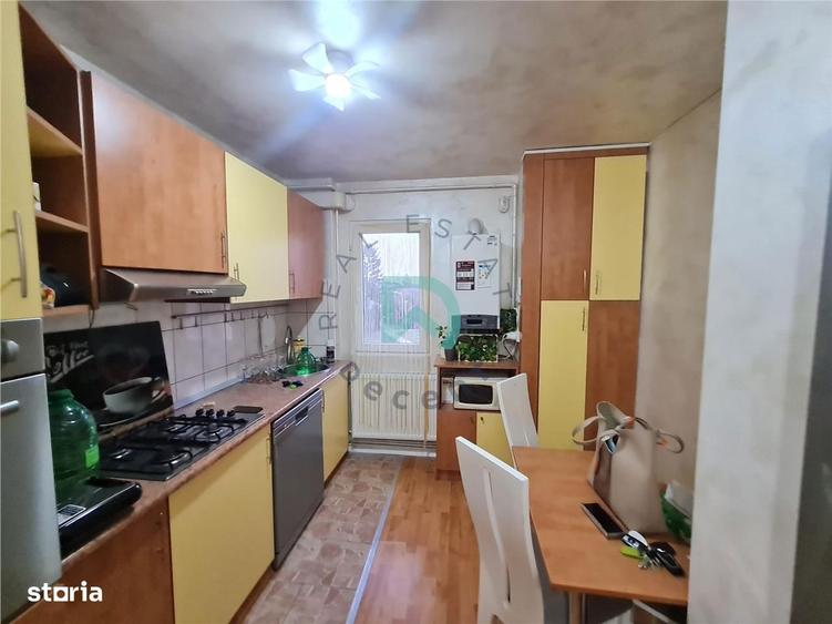 Apartament cu 3 camere semidecomandat în Centrul Istoric