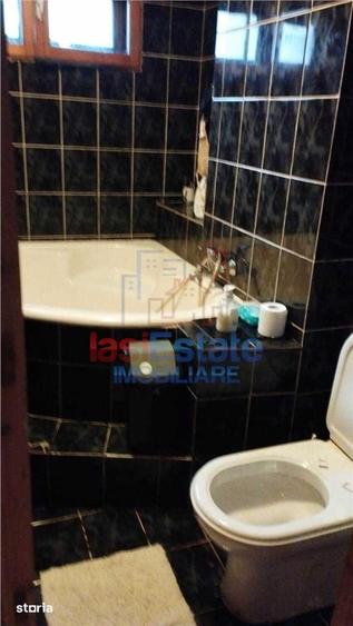 Apartament cu 3 camere semidecomandat în Podu Roș