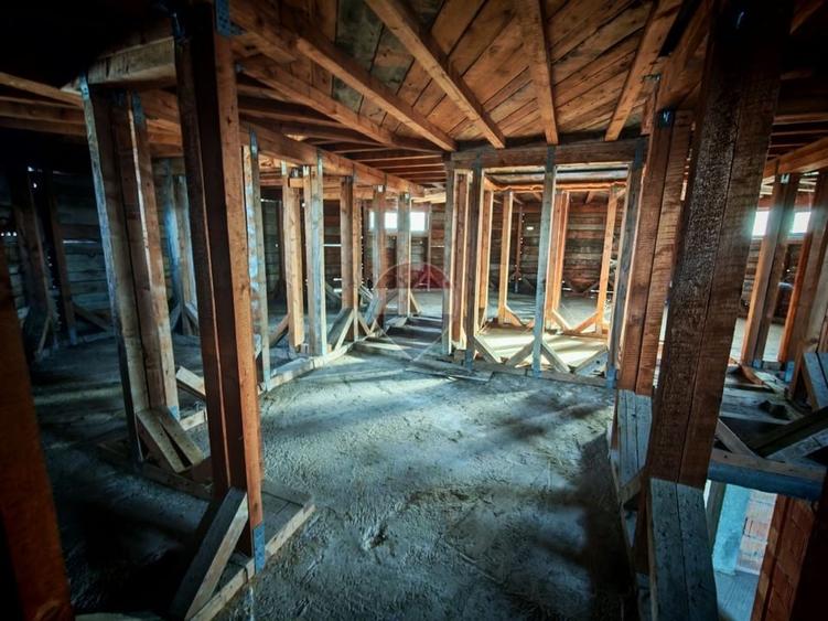 Casă individuală cu 10 camere cu Teren 4826 Mp în Breasta