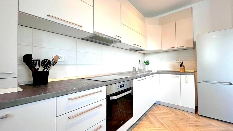 Apartament cu 2 camere semidecomandat, mobilat în Central