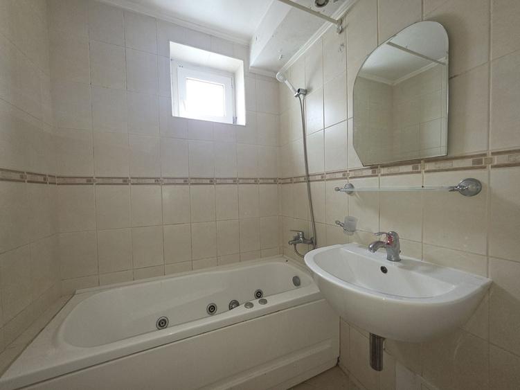 Apartament cu 3 camere semidecomandat, mobilat în