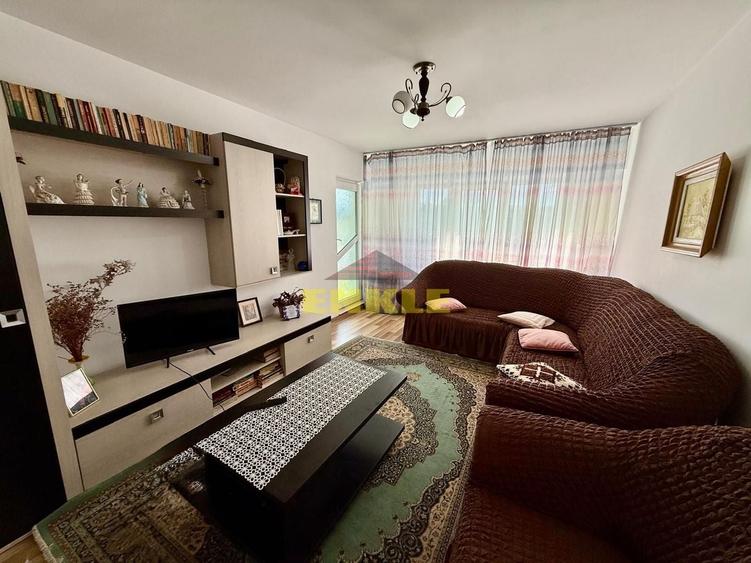Apartament spațios de vânzare – Zona Școala 16 - 1