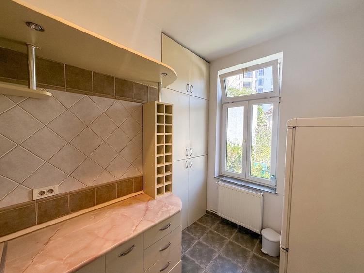Apartament cu 3 camere semidecomandat, mobilat în Armeneasca