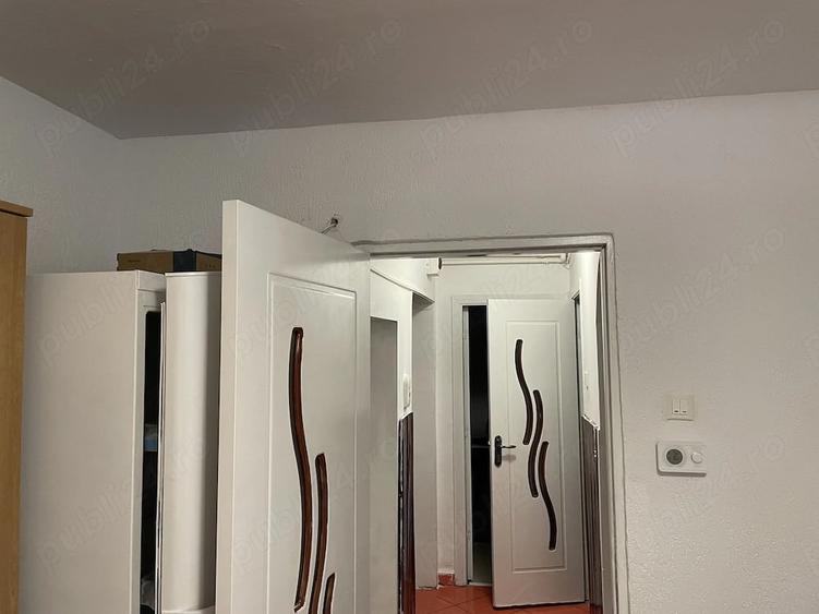 Apartament cu 3 camere semidecomandat în Rovinari