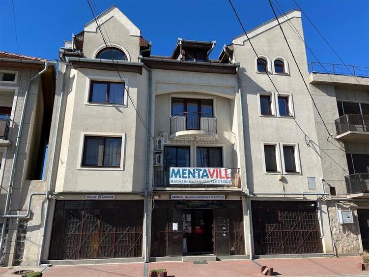 Casă individuală cu 9 camere cu Teren 183 Mp în Central