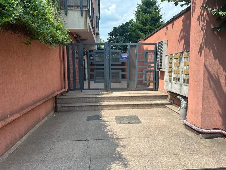 Apartament cu 2 camere semidecomandat, mobilat în 1 Mai
