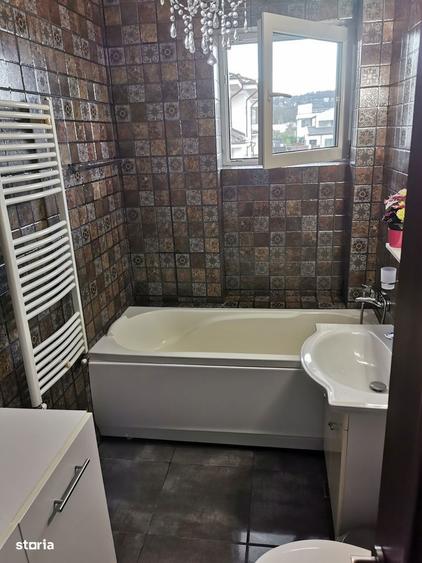 Apartament cu 3 camere decomandat, mobilat în Podu Roș
