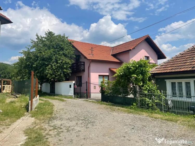 Casă cu 5 camere cu Teren 300 Mp în Central