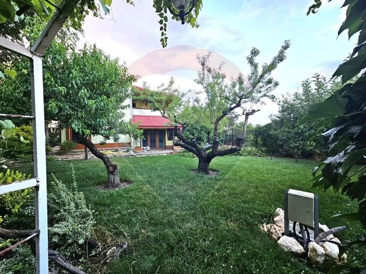 Casă cu 7 camere cu Teren 6000.7202148438 Mp în Periferie