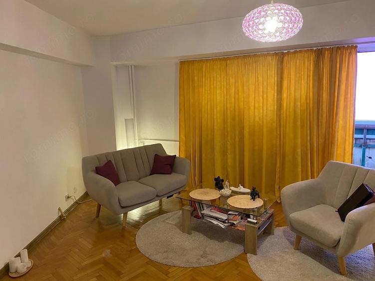 Apartament cu 3 camere semidecomandat în Calea Victoriei