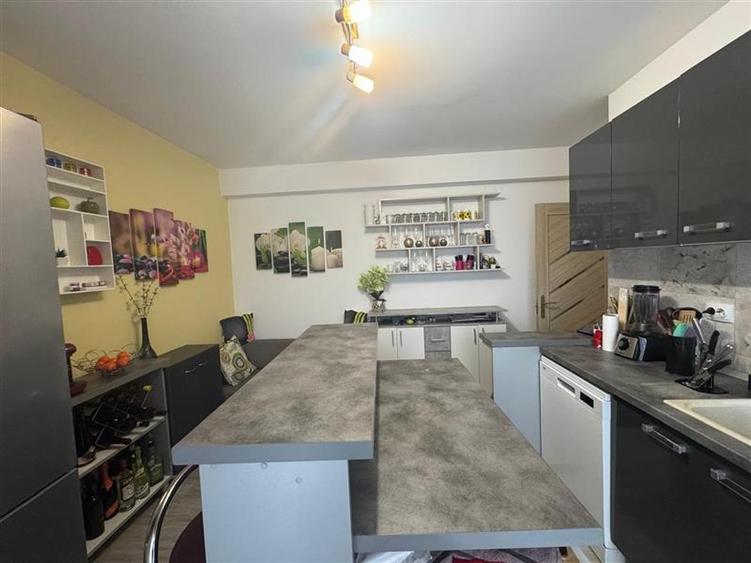 Duplex cu 4 camere cu Canalizare în Sub Coastă
