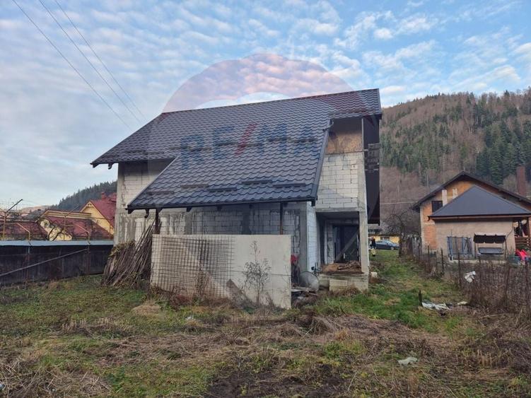 Casă individuală cu 5 camere cu Teren 1782 Mp în Cazaci