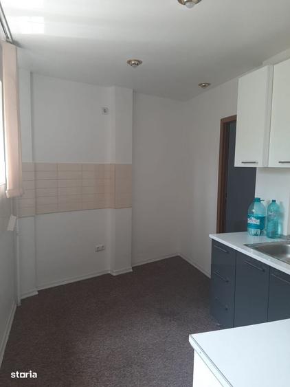 Apartament cu 4 camere decomandat în Romană