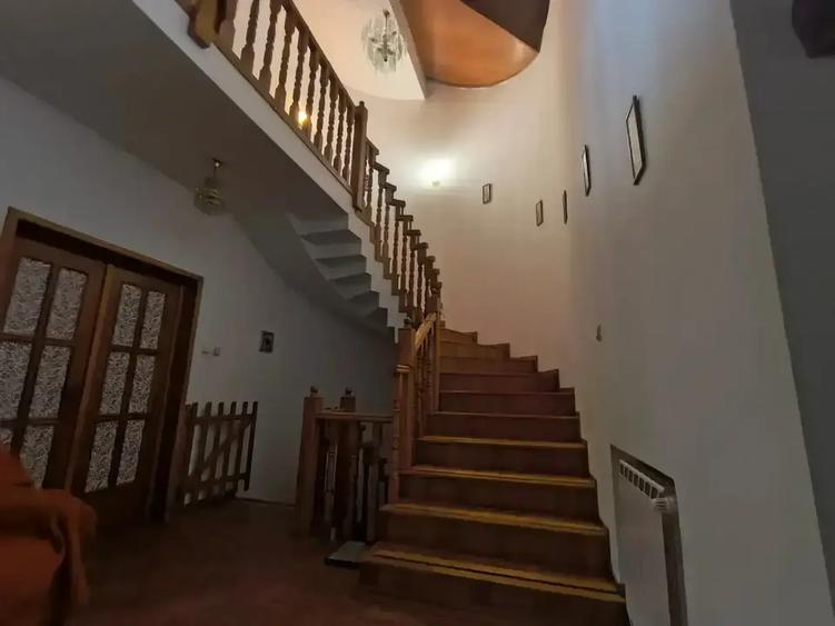 Casă individuală cu 7 camere cu Canalizare în Breaza de Sus