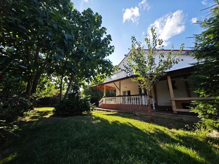 Casă individuală cu 5 camere cu Garaj în Ostratu