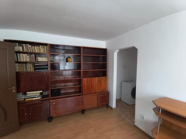 Apartament cu 2 camere semidecomandat, mobilat în Policlinica