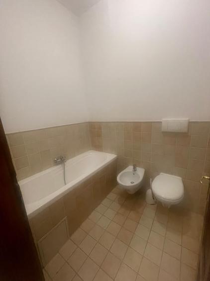 Apartament cu 4 camere decomandat, mobilat în P-ța Victoriei