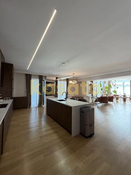 Apartament cu 5 camere semidecomandat, mobilat în Nord