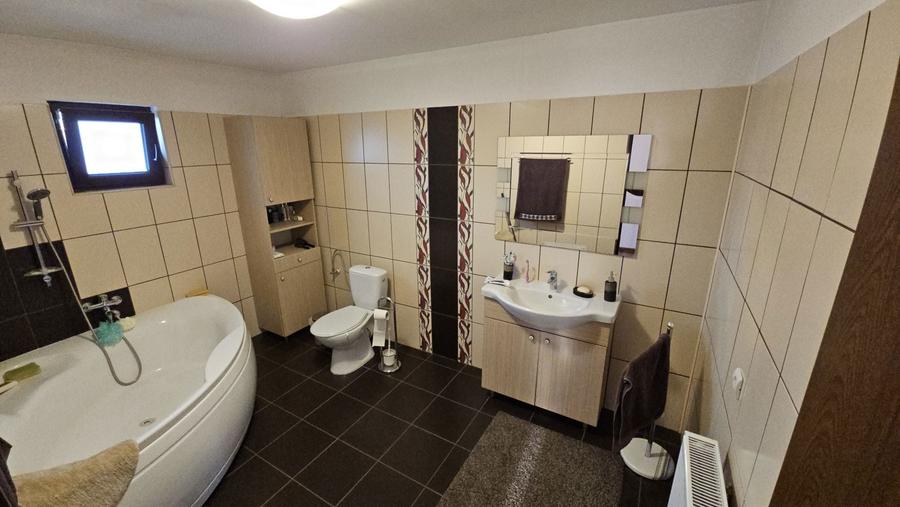 Casă cu 4 camere în Ologeni