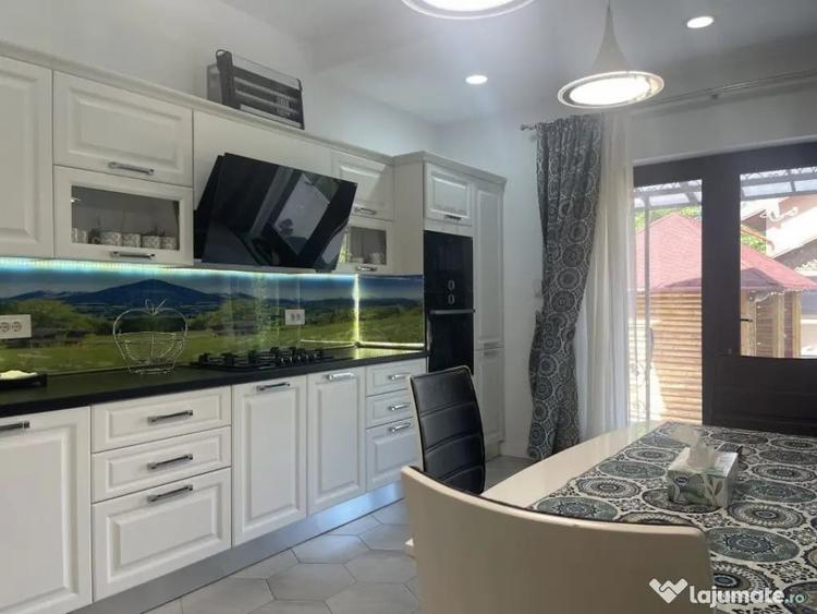 Casă cu 7 camere cu Teren 1042 Mp în Cornu