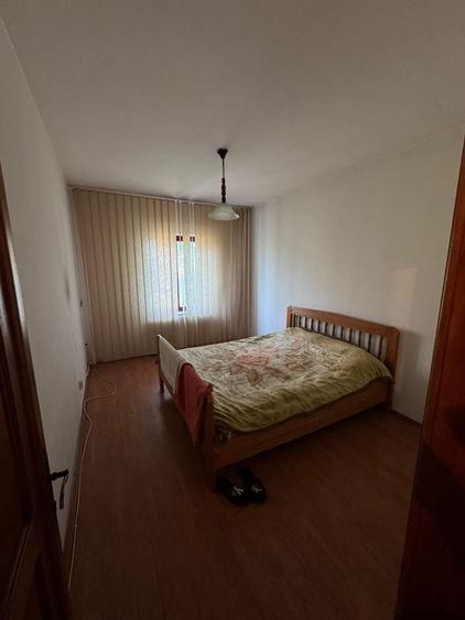 Casă cu 4 camere în Slatina