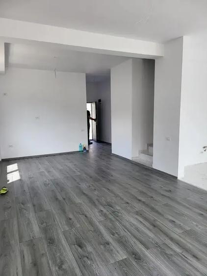 Casă cu 4 camere cu Canalizare în Corbeanca