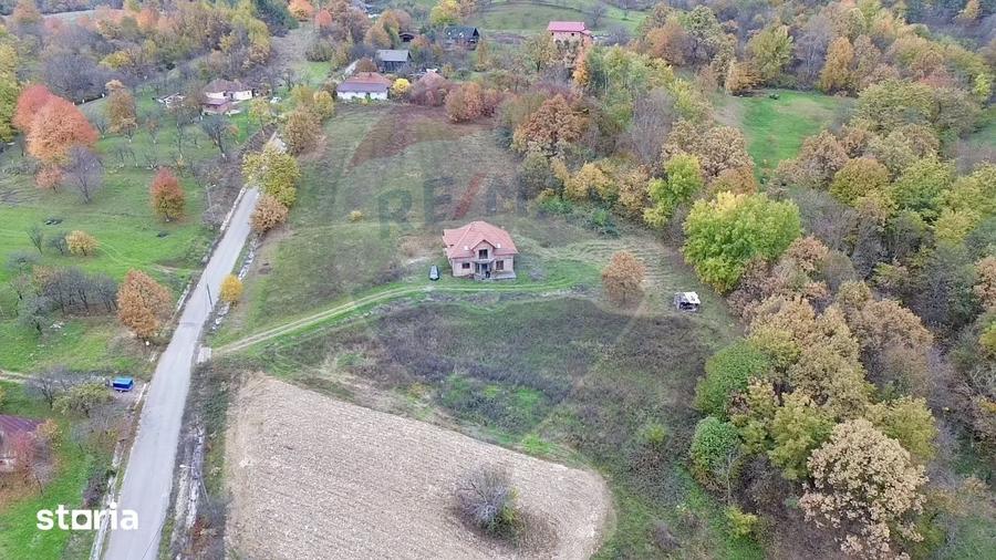 Casă cu 5 camere cu Teren 6400 Mp în Copalnic