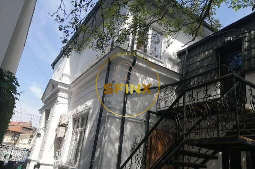 Casă individuală cu 7 camere cu Canalizare în Cișmigiu