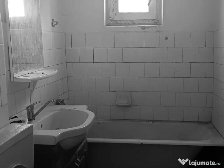 Apartament cu 3 camere semidecomandat în Central
