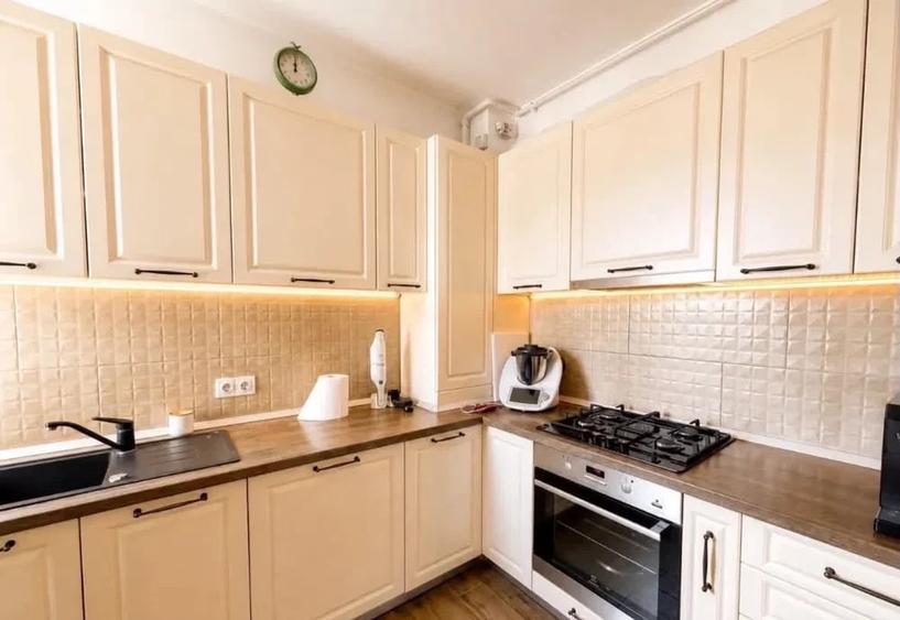 Apartament cu 3 camere decomandat, mobilat în Tractorul