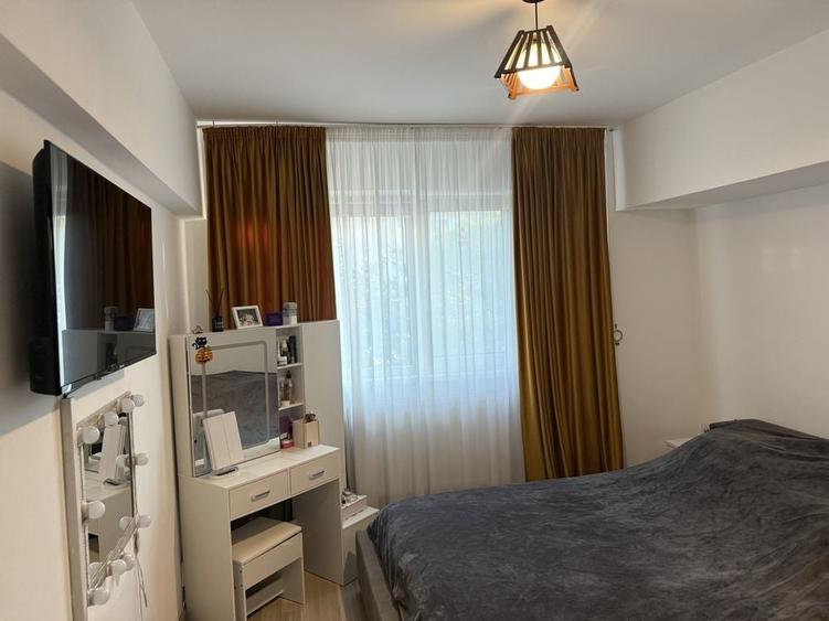 Apartament cu 3 camere semidecomandat în Mioriței