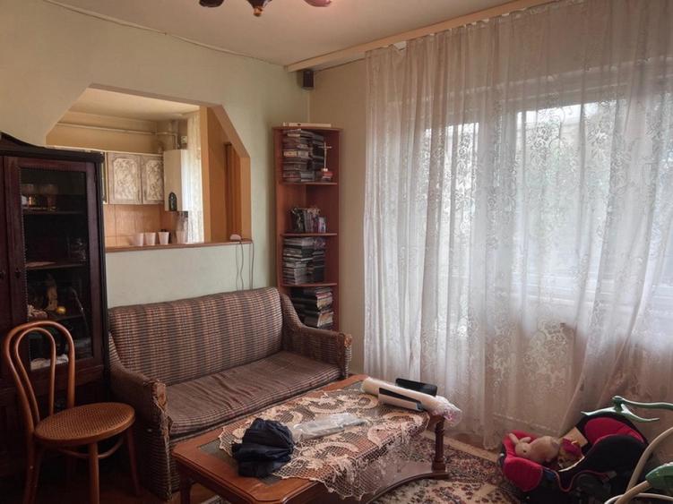 Apartament cu 4 camere semidecomandat în Gojdu