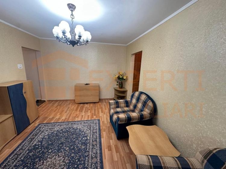 Apartament cu 3 camere semidecomandat, mobilat în Far
