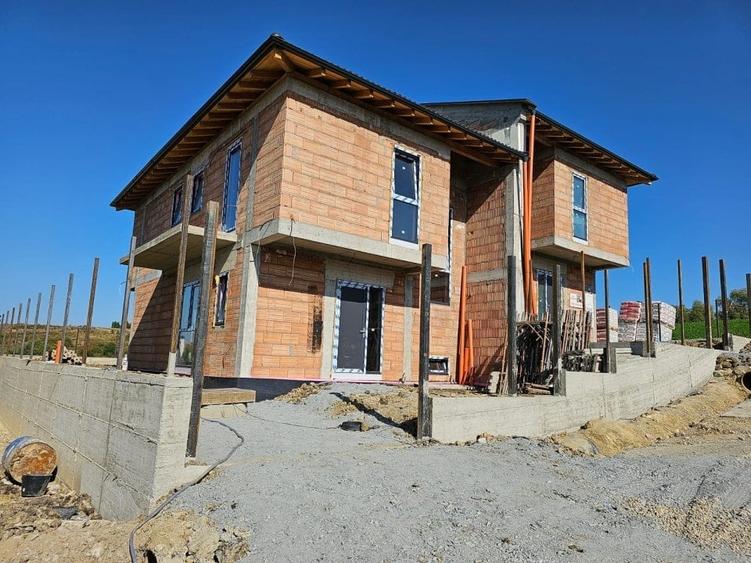 Duplex cu 4 camere cu Canalizare în Chinteni