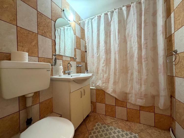 Apartament cu 4 camere decomandat, mobilat în Tolstoi