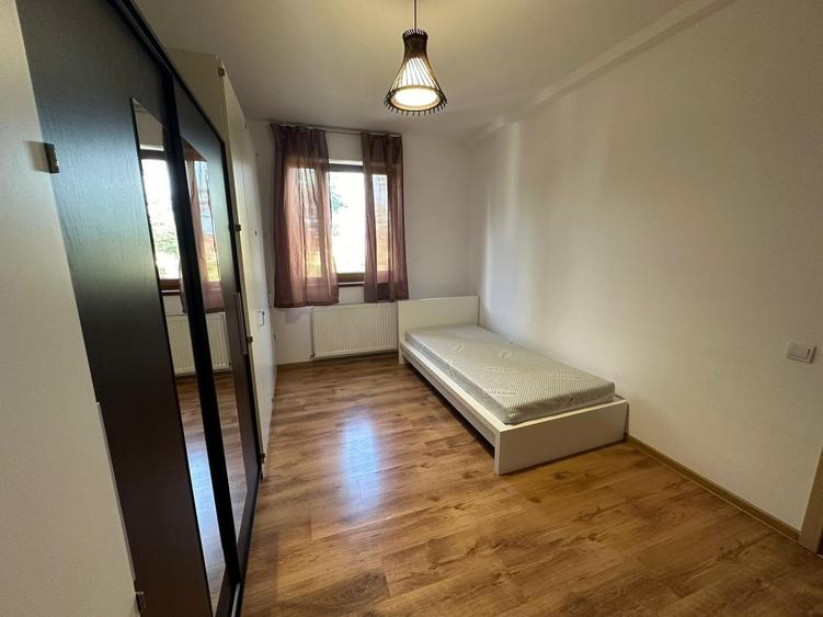 Apartament cu 3 camere semidecomandat în Calea Dumbrăvii