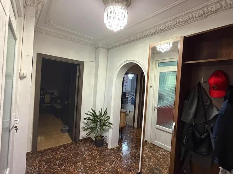 Apartament cu 3 camere decomandat, mobilat în Sebastian