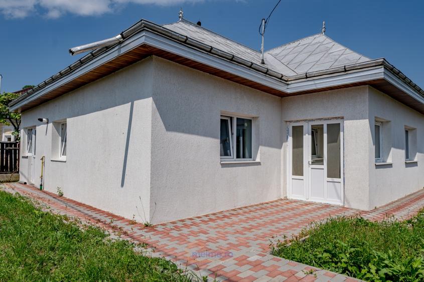 Casă individuală cu 4 camere cu Canalizare în Moinești
