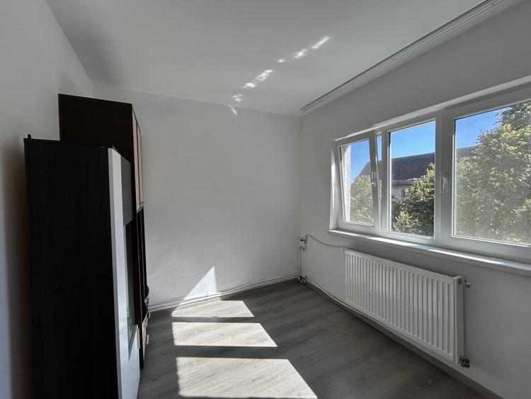 Apartament 2 camere, decomandat, etaj 4, zona Soarelui - 1
