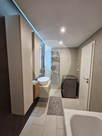 Apartament cu 3 camere semidecomandat, mobilat în 13 Decembrie