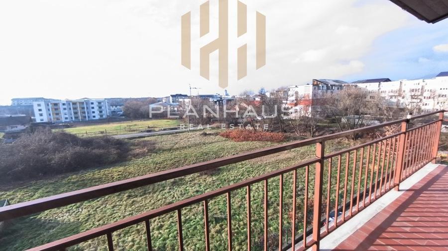 Apartament cu 4 camere semidecomandat, mobilat în Hotvon