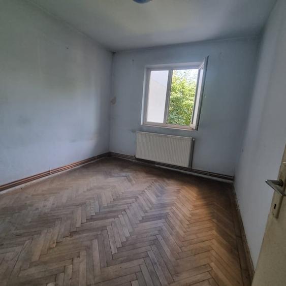 Apartament cu 3 camere semidecomandat în Florilor