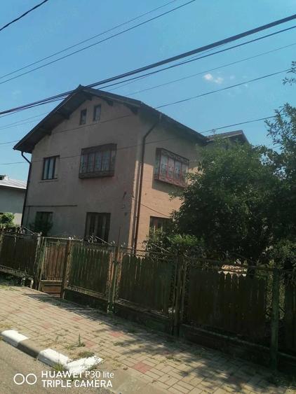 Casă cu 9 camere cu Teren 1000 Mp în Central
